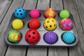 Niveau 1

Een spel waar je echt vrolijk van wordt! De bedoeling is dat de hond de ballen uit het cupcakeblik haalt om vervolgens bij het lekkers te komen.

De ballen zijn van verschillende materialen. Zo zal de ene bal fijner zijn om in de bek te pakken, de ander om met de snuit te verplaatsen.

Borg: €20,-
Huur:
    €4,- per week
    €7,- voor twee weken
    €9,- voor drie weken